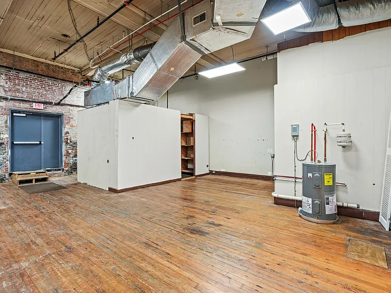 205 E Walnut St — Photo 14
