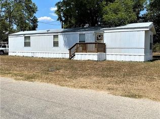 915 E Travis St, Luling, TX 78648