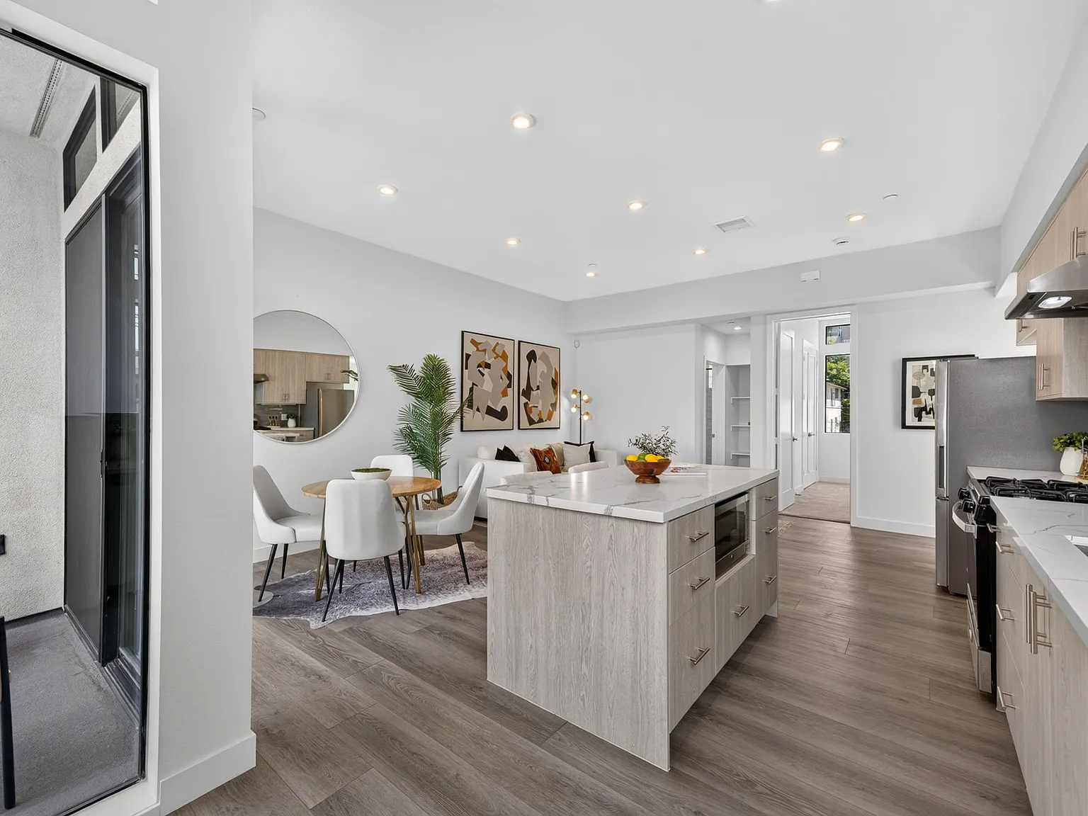3 bed, 1670 sqft, $6,250 — Photo 3