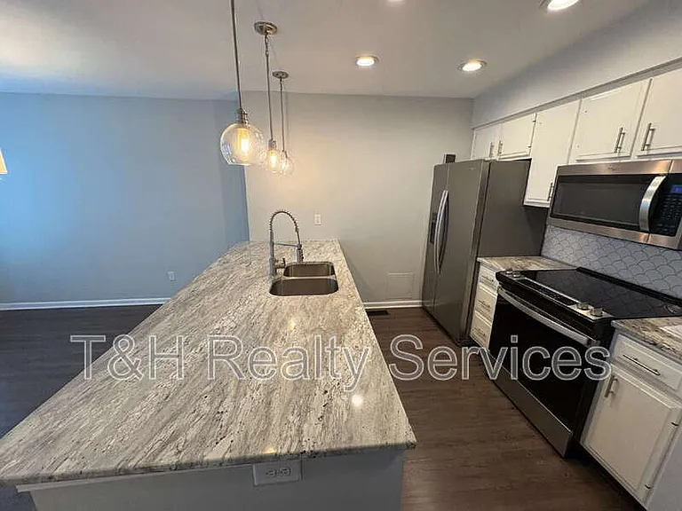 516 Lockerbie Cir N — Photo 8
