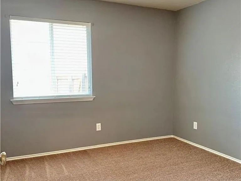2103 Scott Dr — Photo 9