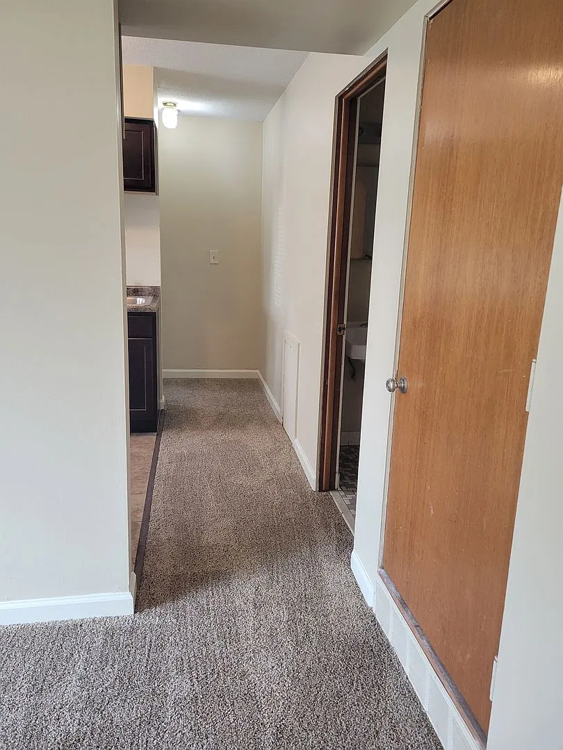 Colonial Apartments — Photo 4