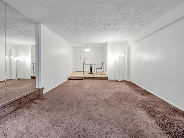 301 East 48th Street image 3 of 20