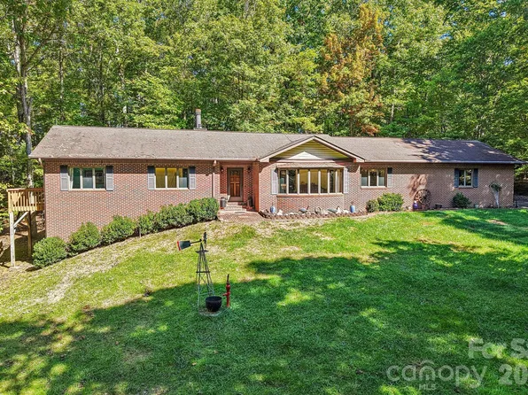 198 Woods End Dr, Hendersonville, NC 28739