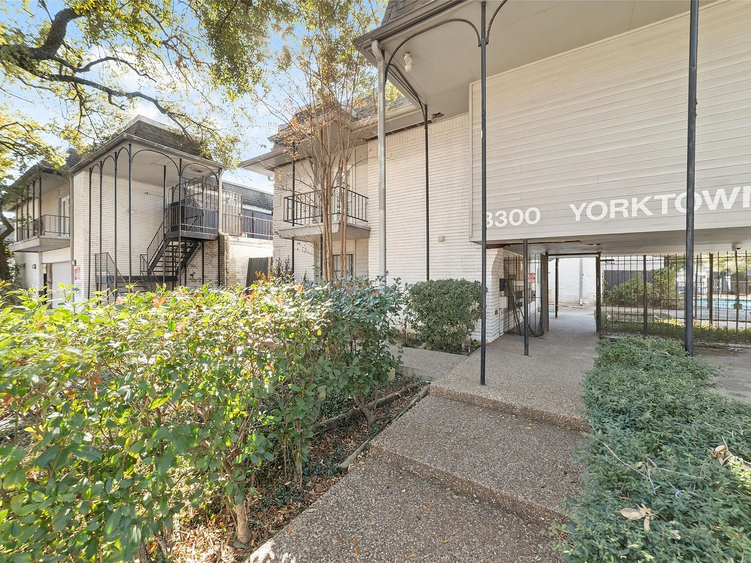 1 bed, 1.0 bath, 720 sqft, $1,300 — Photo 2