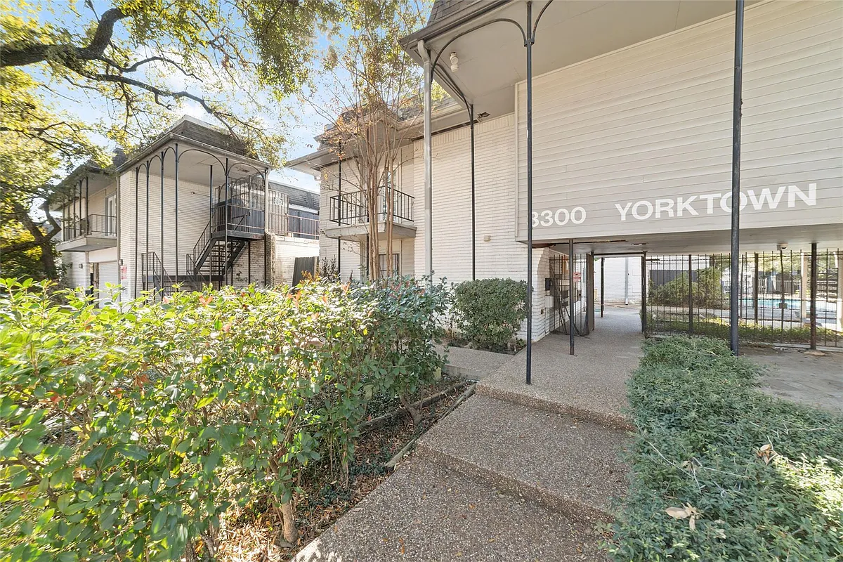 Building Photo - 3300 Yorktown St #26
