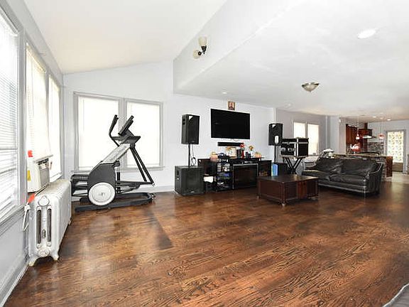 4th image of 118-07 196th St
