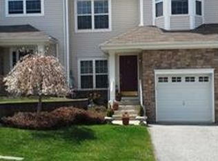 7 Black Bear Ct, Hamburg, NJ 07419