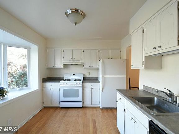 2nd image of 9807 Lakepointe Dr