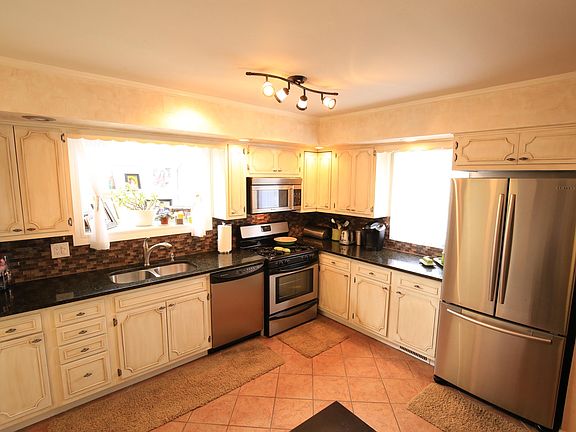 4th image of 9037 Oconto Ave