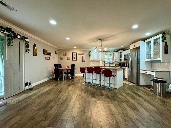 2nd image of 1201 Holly Dr