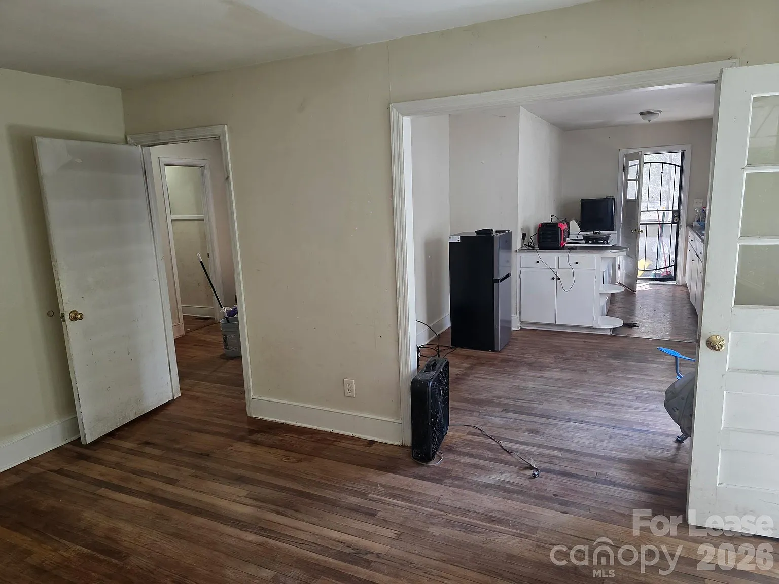 3 bed, 1.0 bath, 1000 sqft, $1,250 — Photo 3