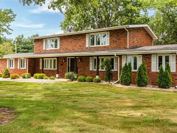 55 Horseshoe Ln, Litchfield, IL 62056