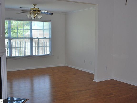 3rd image of 914 Crestwyck Ln
