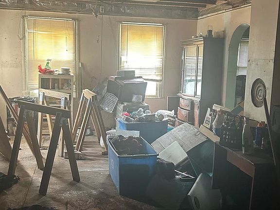 4th image of 912 Main St