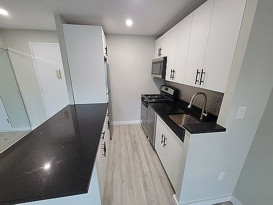 5th image of 829 Greenwood Ave APT 3M