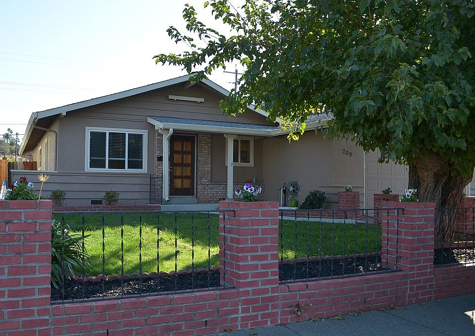 1st image of 209 Plum St