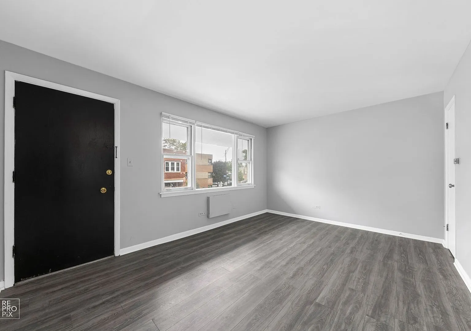 One Bedroom Apartment - Great Location! — Photo 2