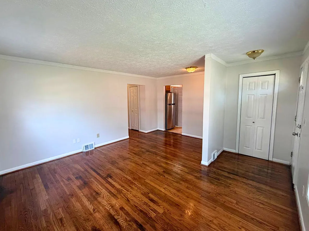 3 bed, 1100 sqft, $1,600 — Photo 3