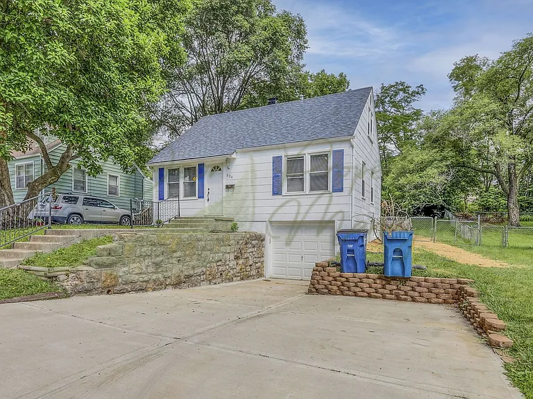 634 Thornton St — Photo 3