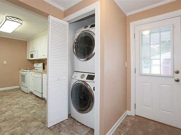 4th image of 808 Paul St