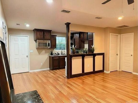 5th image of 418 Placer Ave