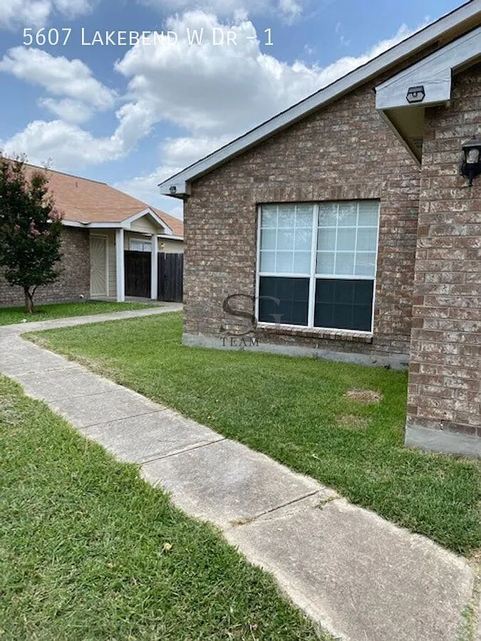 Building Photo - 5607 Lakebend West Dr #1