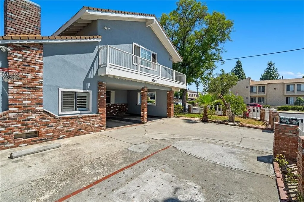 4 bed, 2373 sqft, $4,990 — Photo 2