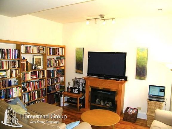 2nd image of 1931 N Wood St #1