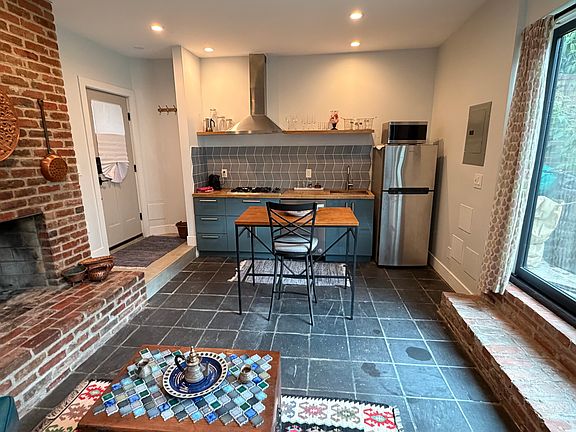 4th image of 211 10th St SE #B