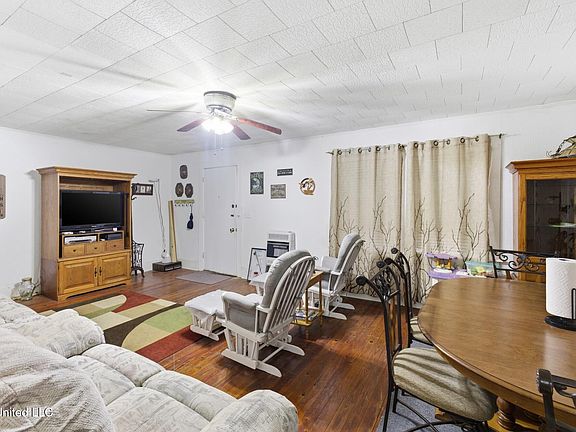 5th image of 608 E Railroad Ave N
