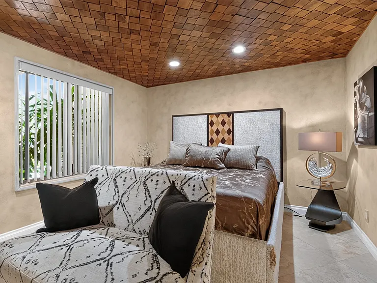 216 W Kavenish Dr — Photo 25