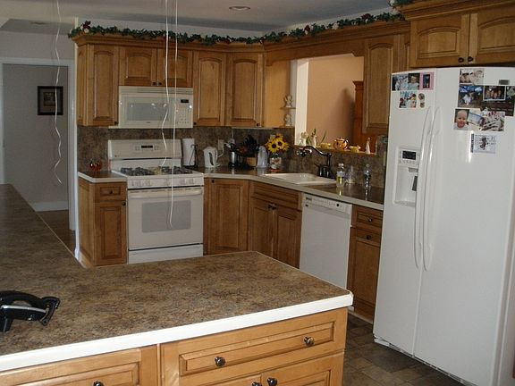 3rd image of 211 Marilynn St