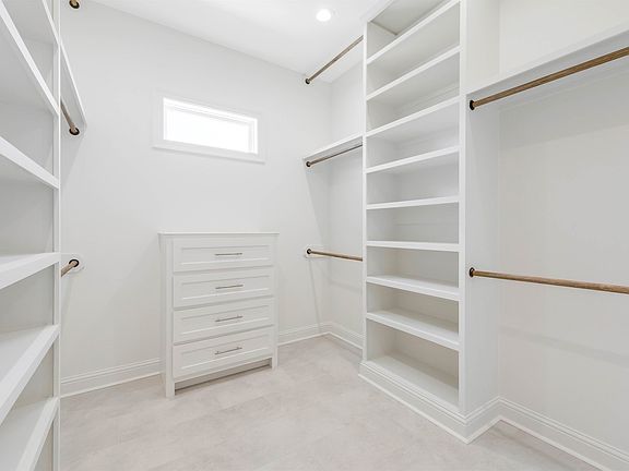 5th image of 404 Dunvegan Ct