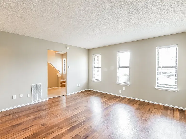 1513 Longshadow Ln — Photo 5