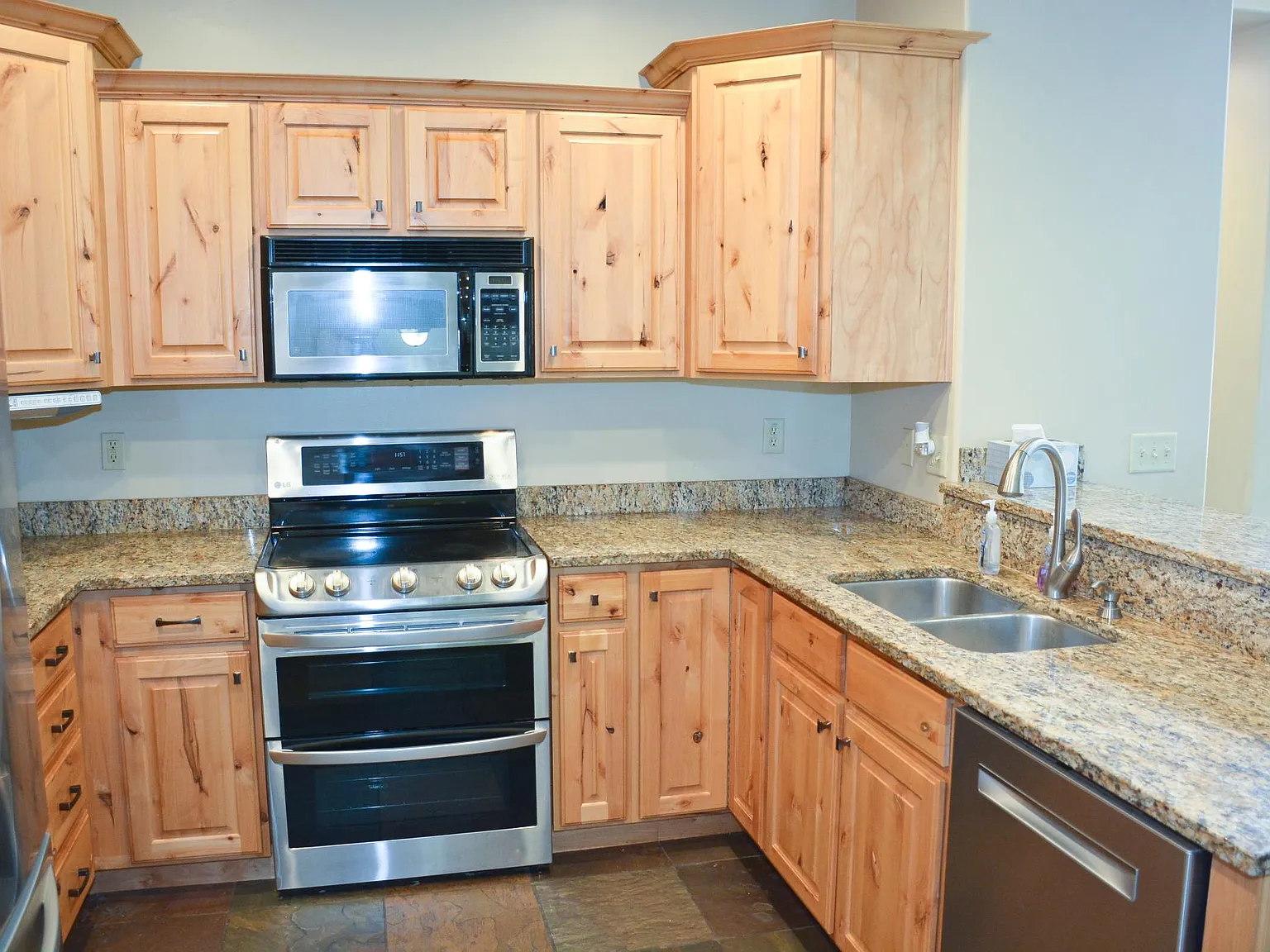 4 bed, 3.5 bath, 2860 sqft, $3,495 — Photo 4
