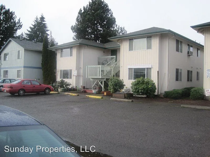155 SW Kalmia St photo 1