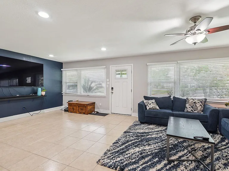105 Water Dr — Photo 4