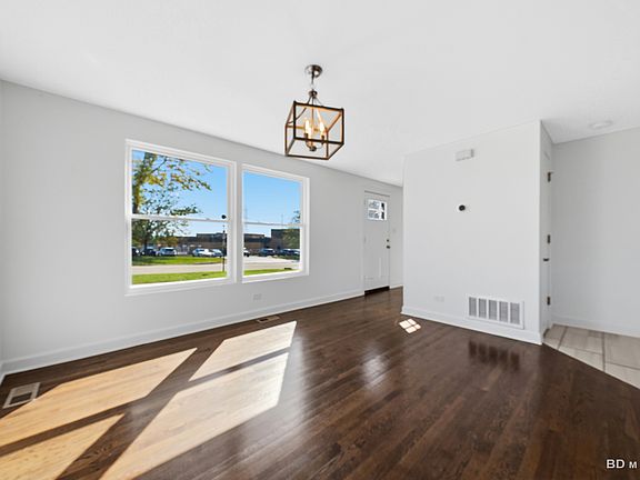 5th image of 9416 Magnolia Ave