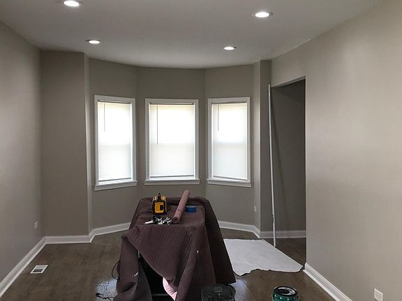 5th image of 945 W 51st Pl #1