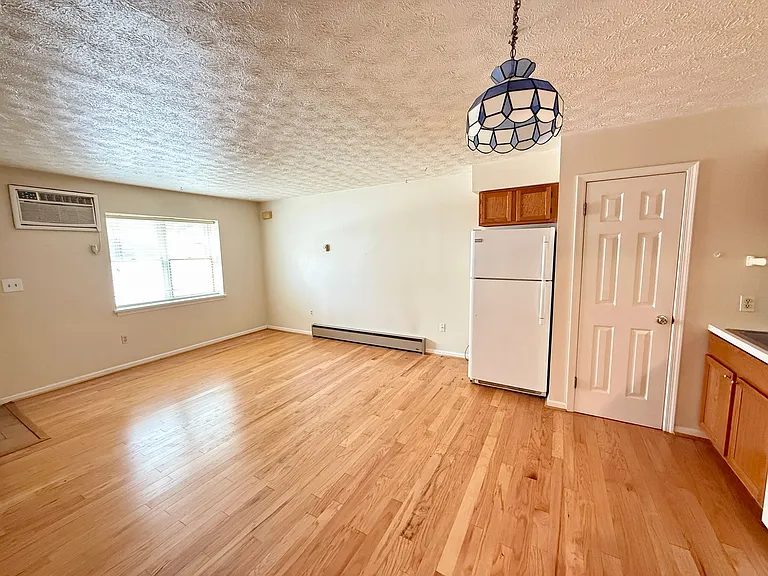 215 S Eaton St — Photo 2