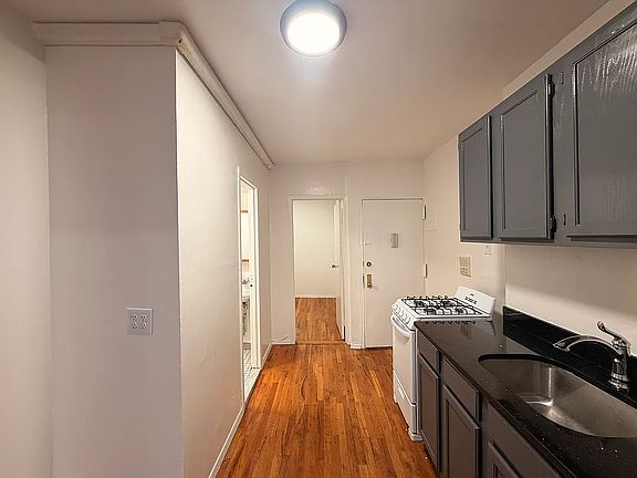 3rd image of 136 Orchard St #8A