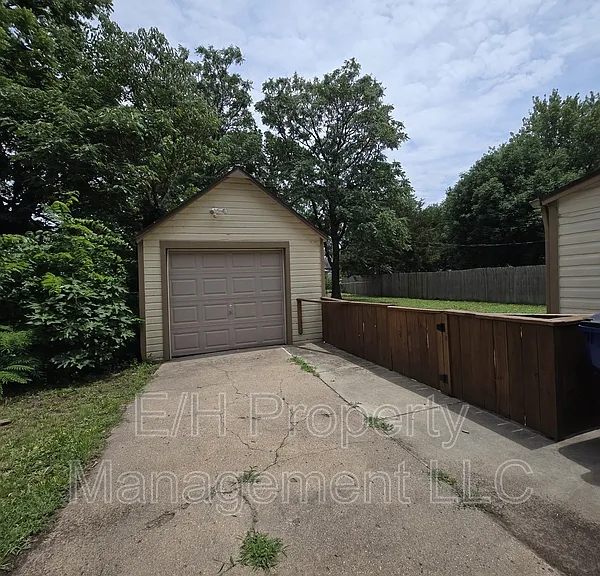 322 N Park Ave — Photo 28