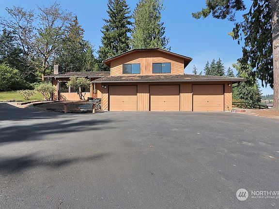 3 car garage & plenty of parking!>