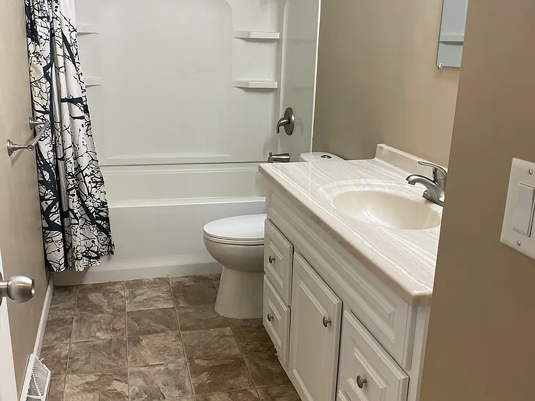 180 Campbell St S — Photo 5