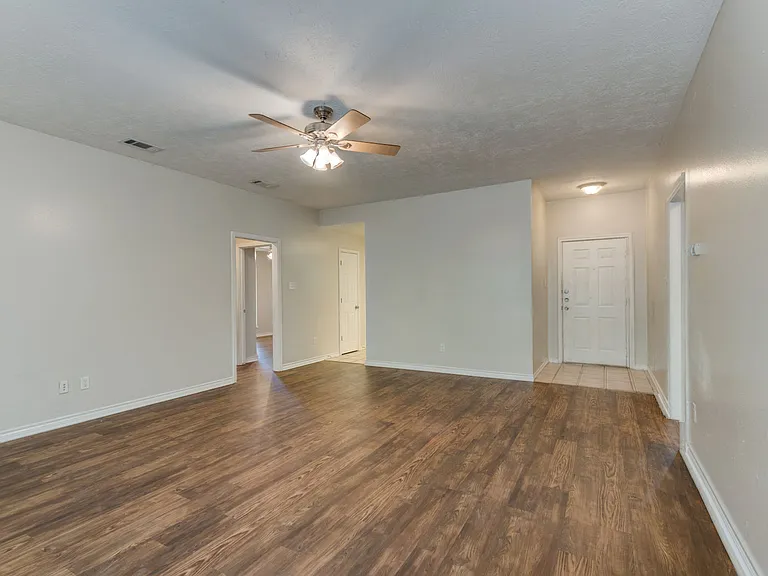 2404 Jaguar Ct — Photo 4