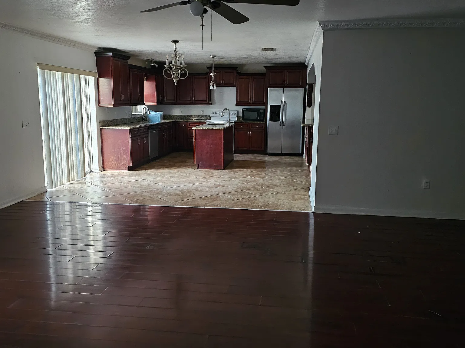 6 bed, 4.5 bath, 3836 sqft, $2,500 — Photo 4