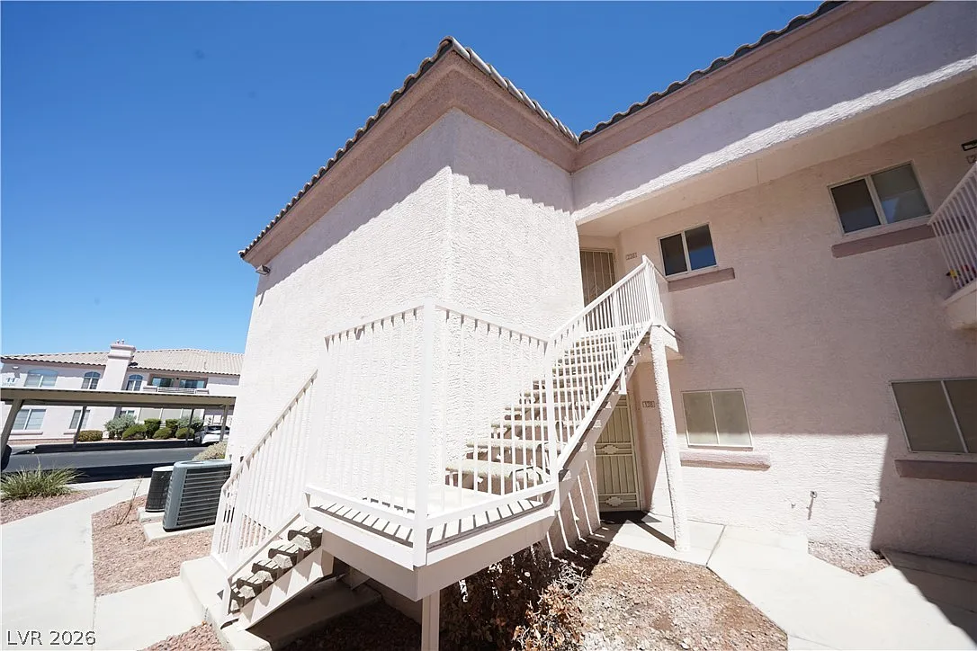 2 bed, 2.0 bath, 1073 sqft, $1,240 — Photo 2
