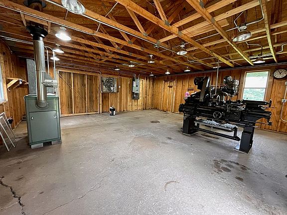 5th image of 1074 North Rd