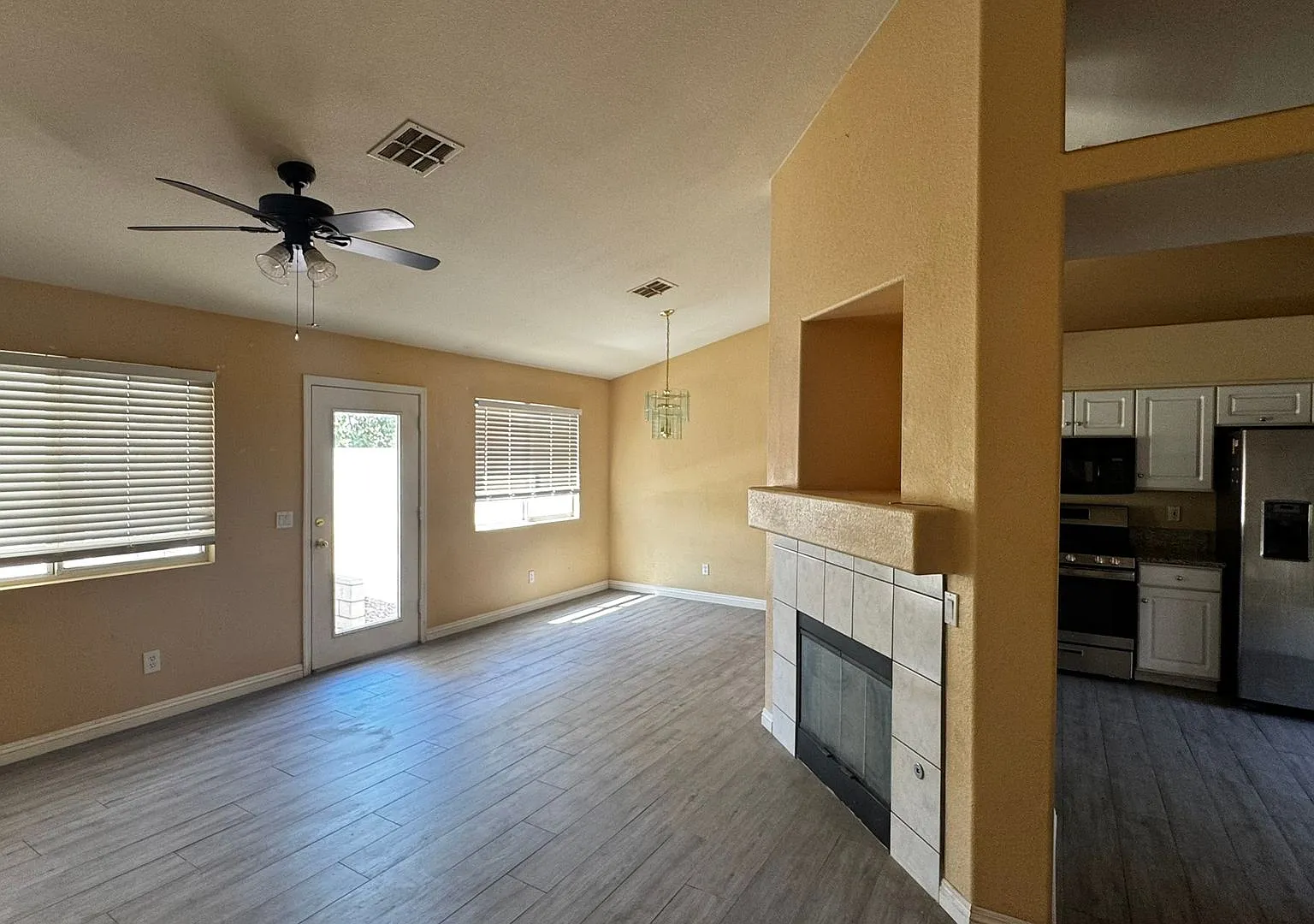 Single Story* 3 car garage* Henderson — Photo 3